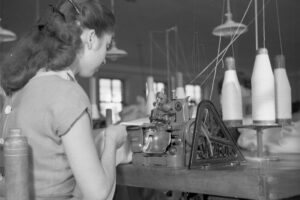 mujer-cosiendo-fábrica-zd-zero-defects-hace-100-años